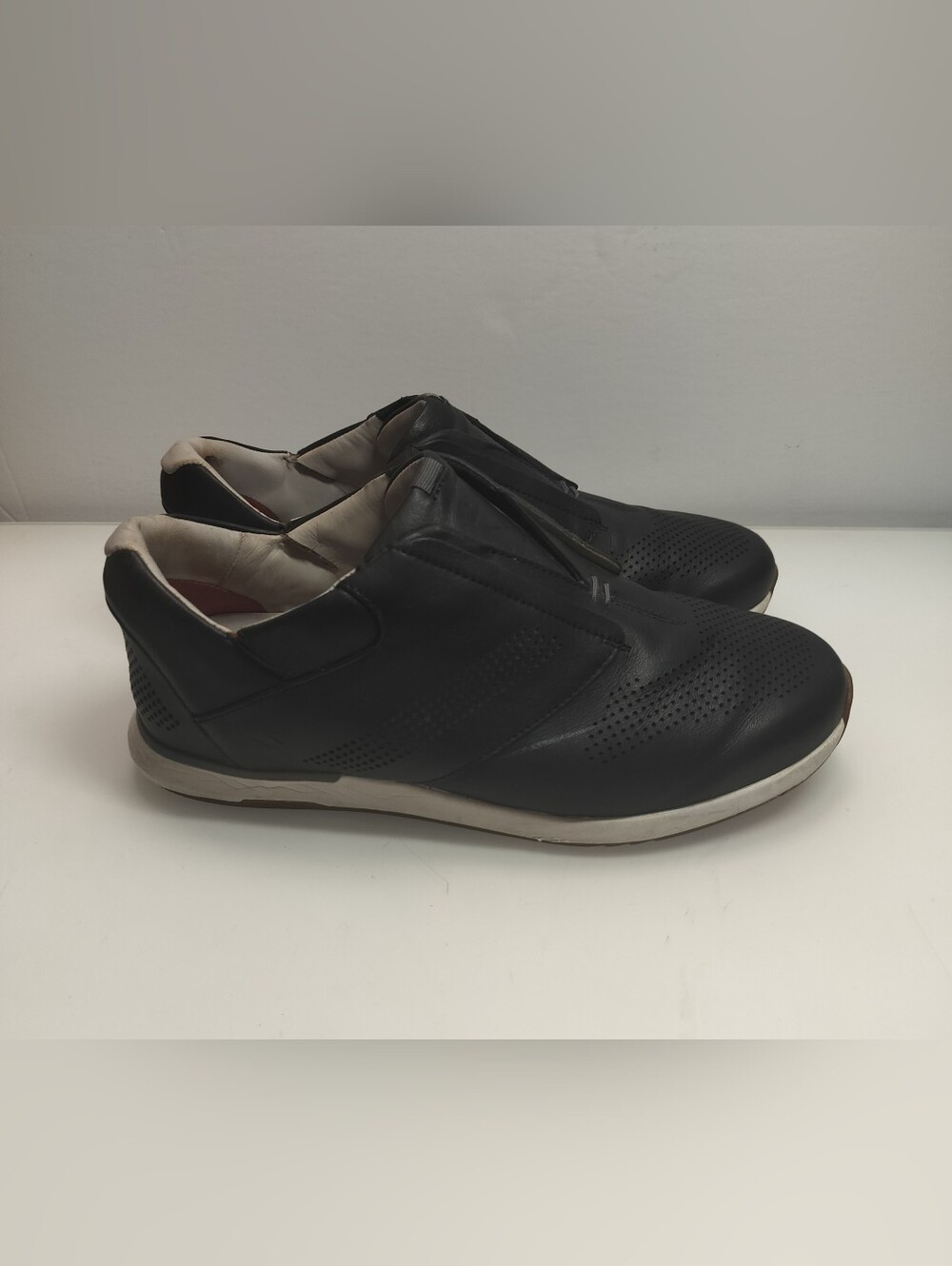 Kizik Boston Black Leather Shoes Mens Size 9.5M Hands Free Slip On Sneakers